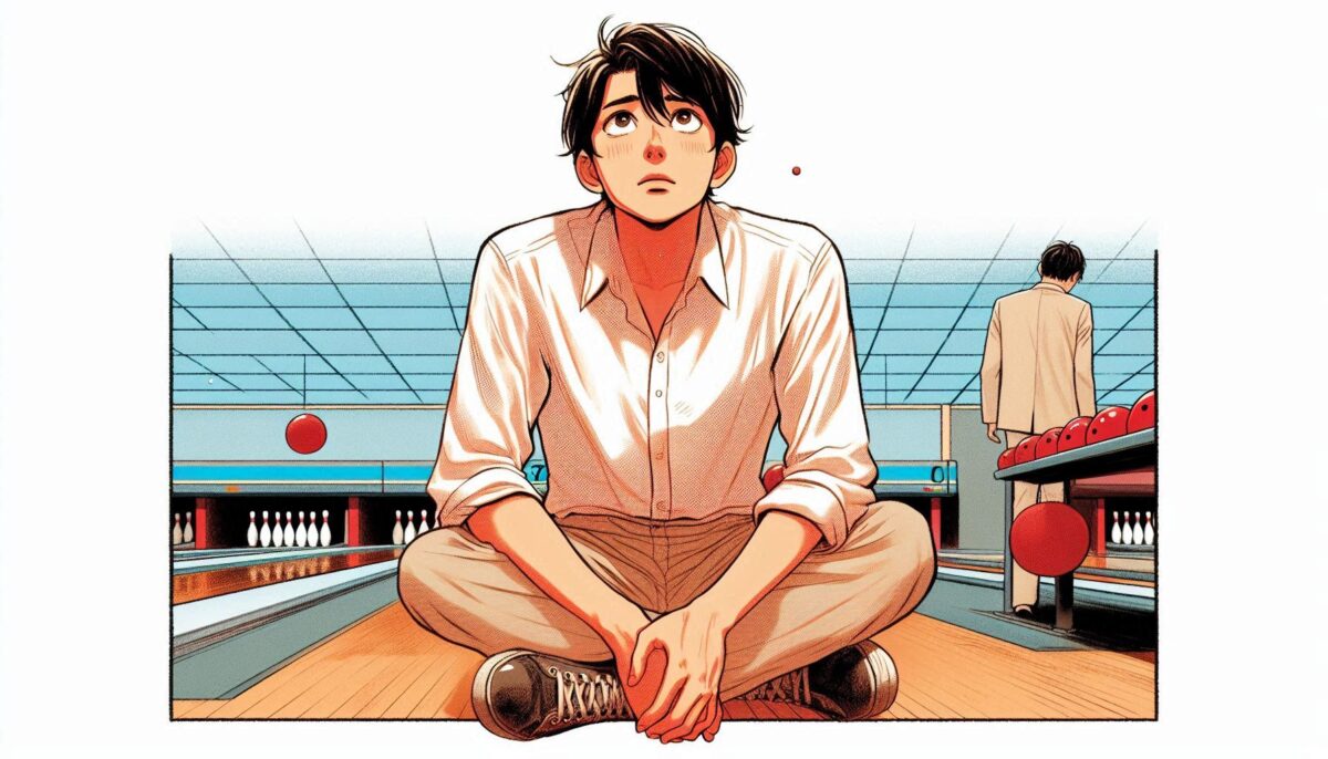 ボウリング場のレーンにしゃがみこんで考え事をする男性